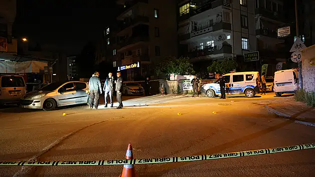 Üniversiteli genç kız otomobiline binerken tabancayla ayağından vuruldu olay yerinde 15 adet boş kovan bulundu
