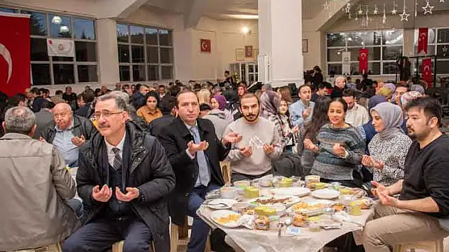 Üniversiteli gençler iftar programında buluştu