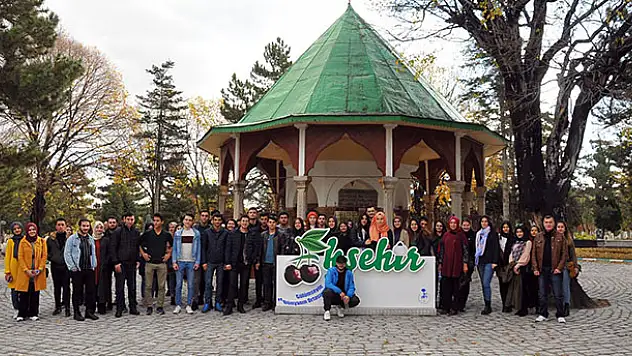 Üniversiteli öğrenciler Akşehir'i gezdi