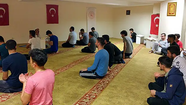Üniversiteli öğrencilerden Mehmetçiğe dualı destek