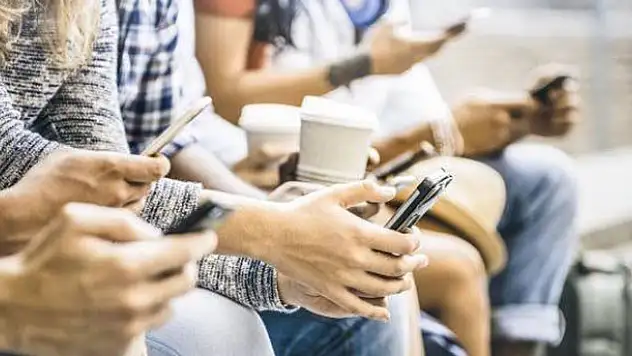 Üniversiteliler interneti 'yalnız' oldukları için kullanıyor