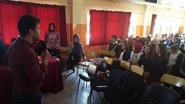 Üniversitelilerden Lise Öğrencilerine Seminer