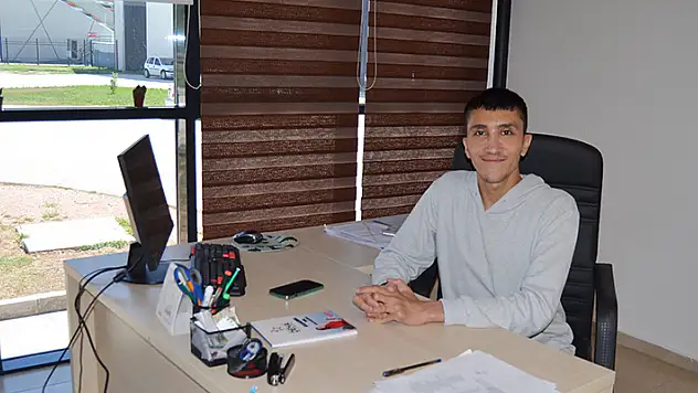 Üniversiteyi birincilikle bitiren yüzde 80 engelli Osman, ilk girdiği sınavda memur oldu

