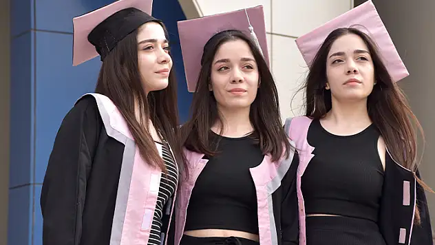 Üniversiteyi dereceyle bitiren üçüz kız kardeşler öğretmen olmak istiyor