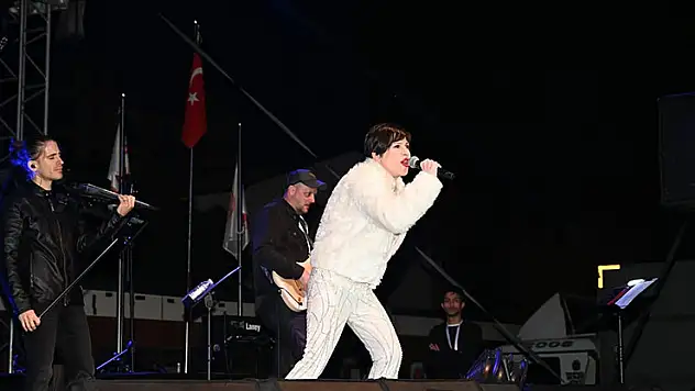 Ünlü sanatçı Konya'daki konseri ile mest etti