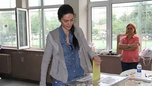 Ünlüler vatandaşlık görevini yaptı
