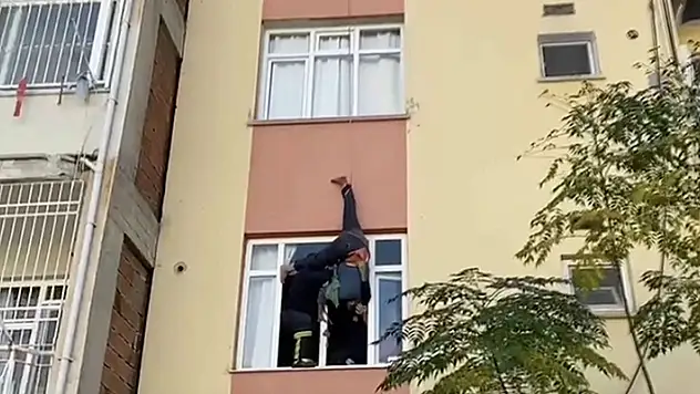 Unuttuğu anahtarını almak için bacağına bağladığı halatla sarkan 72 yaşındaki adam binada asılı kaldı
