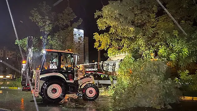 Uşak'ta fırtına ve sağanak etkili oldu
