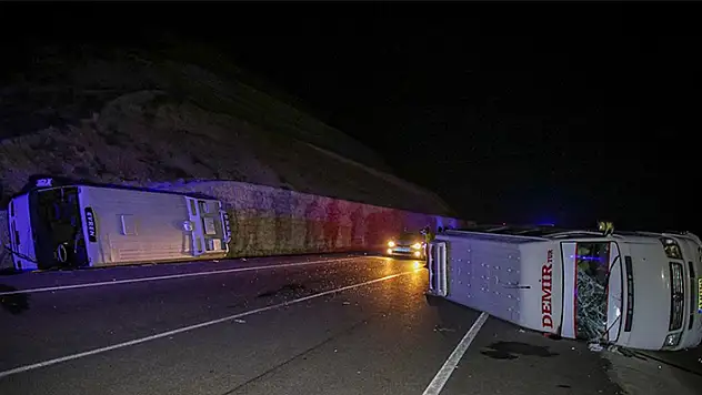 Uşak'ta iki işçi servisinin çarpıştığı kazada 28 kişi yaralandı
