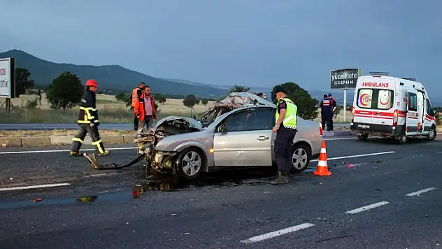 Uşak'ta kamyonla otomobil çarpıştı: 1 ölü
