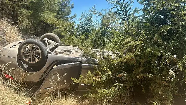 Uşak'ta otomobile çarpan araç takla attı: 6 kişi yaralandı
