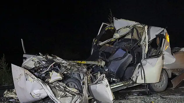 Uşak'ta otomobilin park halindeki kamyonete çarpması sonucu 2 kişi öldü
