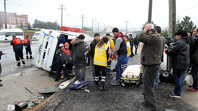 Uşak'ta servis minibüsü devrildi