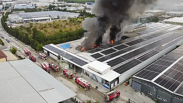 Uşak'ta tekstil fabrikasında çıkan yangına ekiplerce müdahale ediliyor
