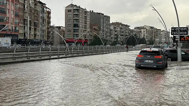 Uşak'ta yağmur ve dolu yolları göle çevirdi
