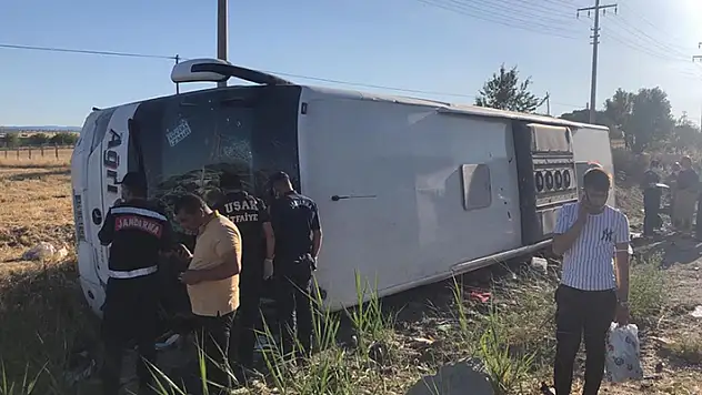 Uşak'ta yolcu otobüsünün devrilmesi sonucu ilk belirlemelere göre 30 kişi yaralandı
