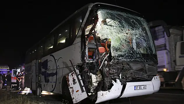 Uşak'ta yolcu otobüsünün tıra arkadan çarpması sonucu 1'i ağır 15 kişi yaralandı
