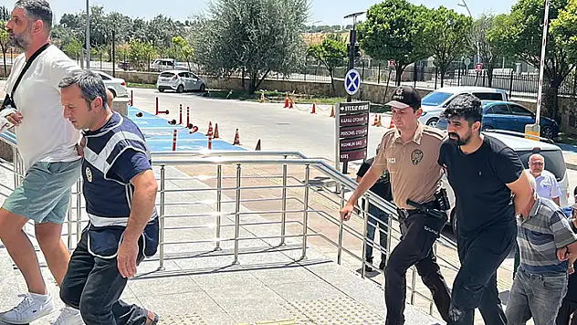 Uşak'ta 2 kişinin hayatını kaybettiği toprak kayması olayında şüpheli 2 kişi tutuklandı