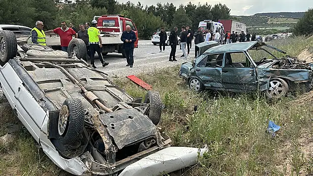 Uşak'ta 2 otomobil çarpıştı 7 yaralı