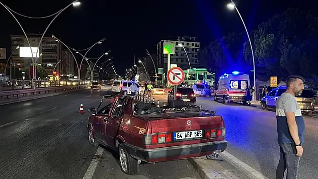 Uşak'ta feci kaza: Tırın dorsesine çarpan otomobildeki bir kişi hayatını kaybetti
