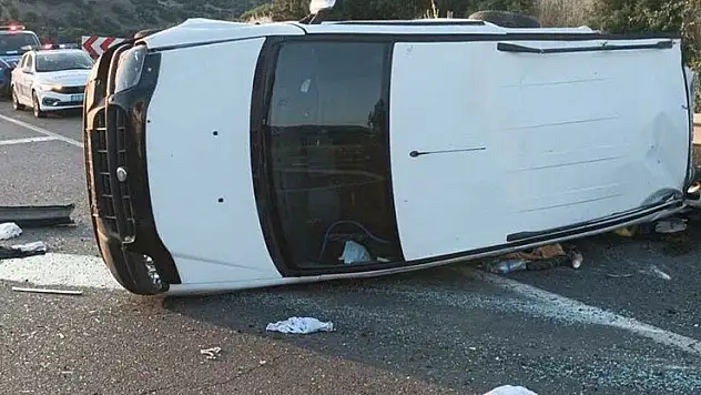 Uşak'ta hafif ticari araç devrildi: 1 ölü, 4 yaralı