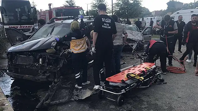 Uşak'ta kamyonet ile otomobil çarpıştı: 1 ölü, 1 yaralı