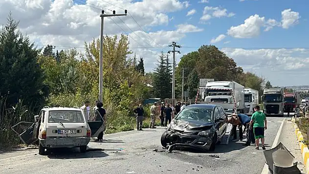 Uşak'ta otomobiller çarpıştı: 1 ölü, 4 yaralı
