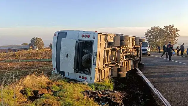 Uşak'ta tarım işçilerini taşıyan midibüsün devrilmesi sonucu 23 kişi yaralandı