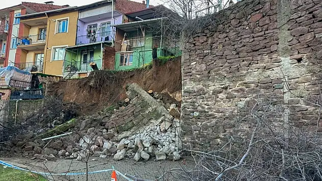 Uşak'ta toprak kayması ve istinat duvarının çökmesi sonucu 3 ev tahliye edildi