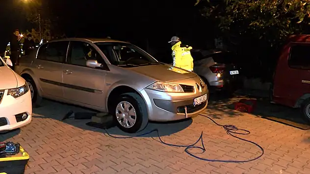 Üsküdar'da el frenini çekmeyi unutan kişi, otomobilin altında kalarak hayatını kaybetti

