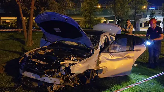 Üsküdar'da hızını alamayan otomobil ağaca çarptı: 3 yaralı