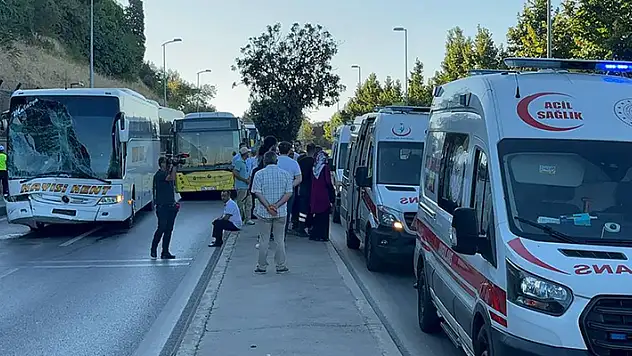 Üsküdar'da İETT otobüsüne çarpan şehirlerarası yolcu otobüsündeki 3 kişi yaralandı
