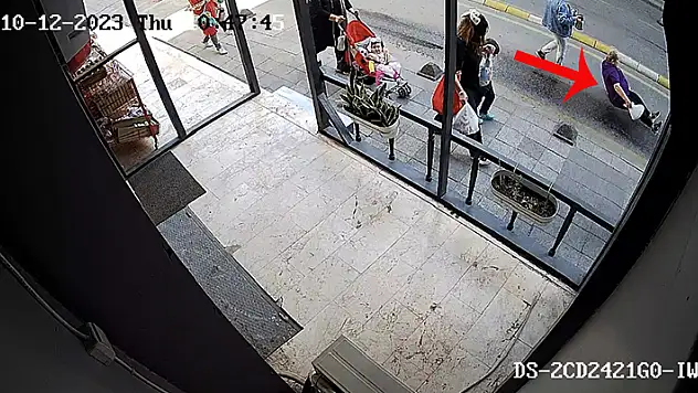 Üsküdar'da motor yağı dökülen yolda yürürken kayan kadın, hastanelik oldu

