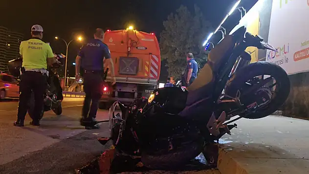Üsküdar'da motosikletli yol temizleme aracına çarptı: 1'i ağır 2 yaralı