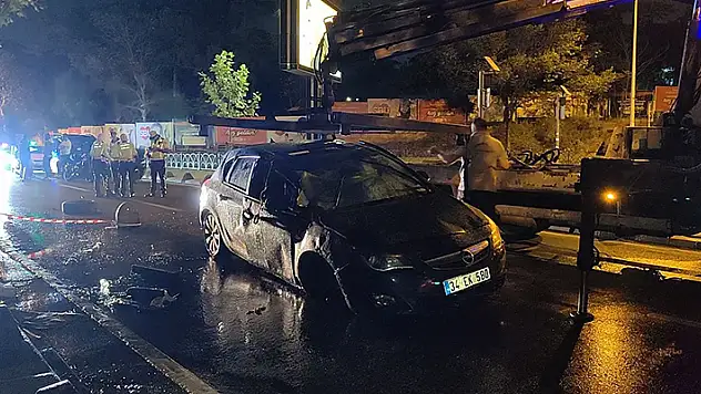 Üsküdar'da otomobil kaldırıma çıkarak devrildi: 1 yaralı