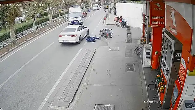 Üsküdar'da ambulansa yol veren motosikletliye otomobil çarptı