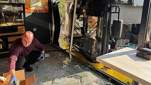 Üsküdar'da İETT otobüsünün bir iş yerine girmesi sonucu 3 kişi yaralandı
