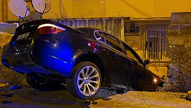 Üsküdar'da kaza yapan sürücü, otomobilini bırakıp kaçtı