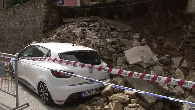 Üsküdar'da site duvarı çöktü, 2 otomobil altında kaldı
