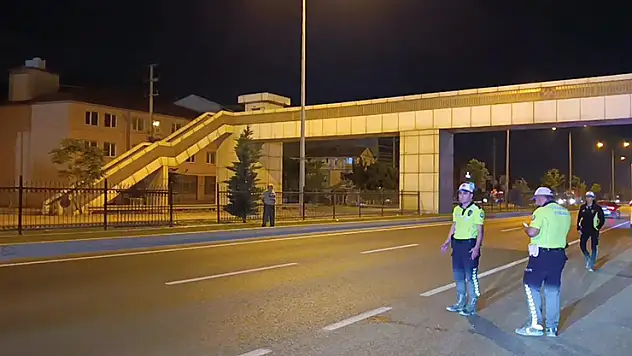 Üst geçidi kullanmayıp yoldan karşıya geçmeye çalışan yayaya otobüs çarptı