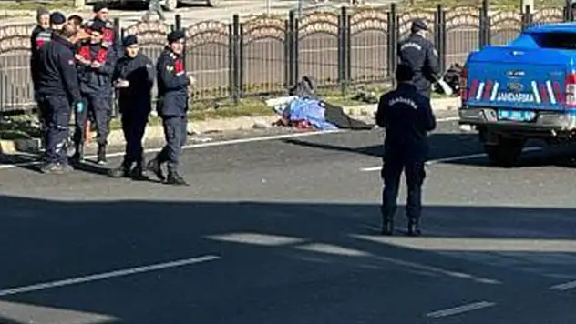 Üst geçidin altından karşıya geçen aileye otomobil çarptı: 3 ölü, 1 yaralı

