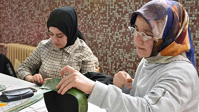 Usta öğretici kadın, mesleki gelişimine katkı için Konya'da ikinci üniversitesini okuyor
