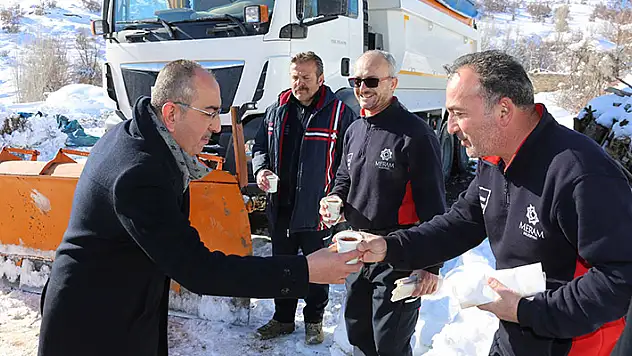 Usta ve Kavuş'tan kar ekiplerine sıcak çay ikramı
