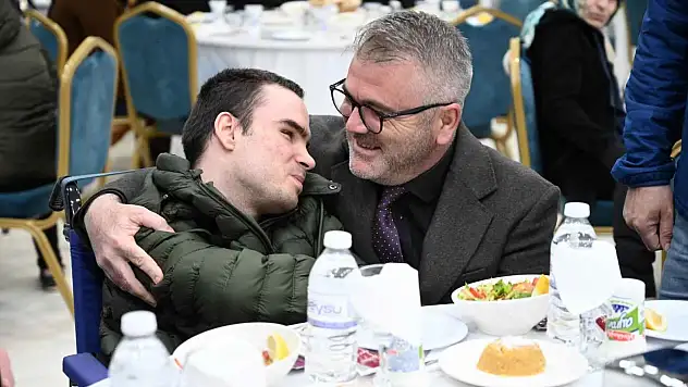 Ustaoğlu, evde bakım hizmeti alan engelli bireylerle buluştu