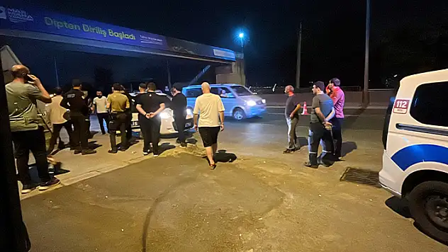 Üstgeçitten aracın üstüne düşen çocuk hayatını kaybetti
