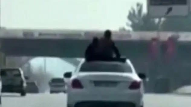 Üstü açık otomobilde tehlikeli yolculuk!