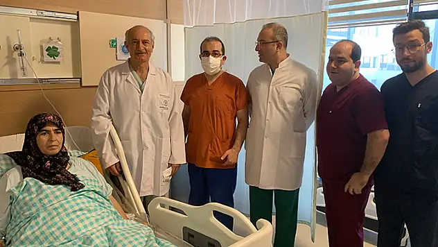 Üşüttüğü için karnının şiştiğini düşünen hastadan 12 kilogram tümör çıkarıldı