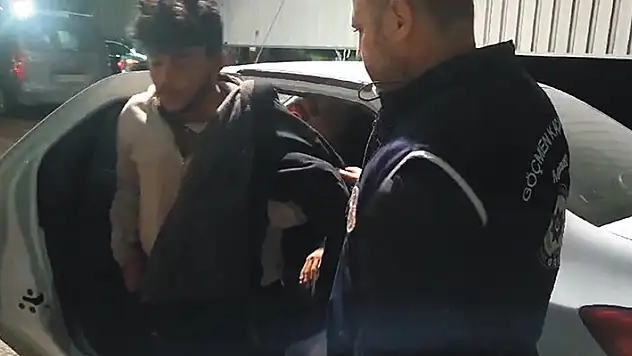 Uygulamada durdurulan otomobilden 6 kaçak göçmen çıktı

