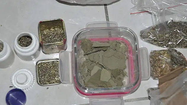 Uyuşturucu operasyonunda notların şifresini ajanda çözdü