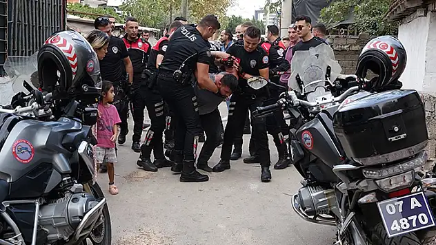 Uyuşturucu ticareti hükümlüsü, polis çevirmesinde taksi şoförünün boğazına bıçak dayadı

